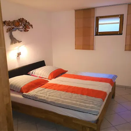 Baier Im Sourterrain Mit Terrasse Und Speckstein Ofen Fuer Gemuetliche Stunden Am Kamin شقة *